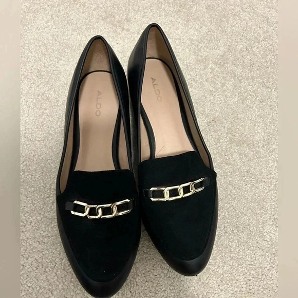 Elegant Black Loafers with Gold Accent - Picture 11 of 12